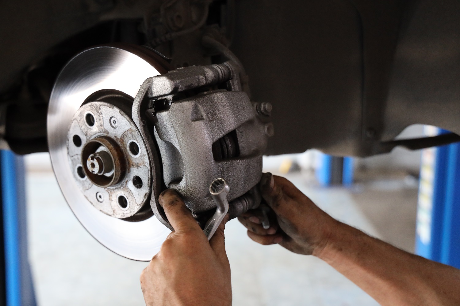 La oss kontrollere bilens hjulstilling slik at du kan kjøre tryggere – og billigere. 