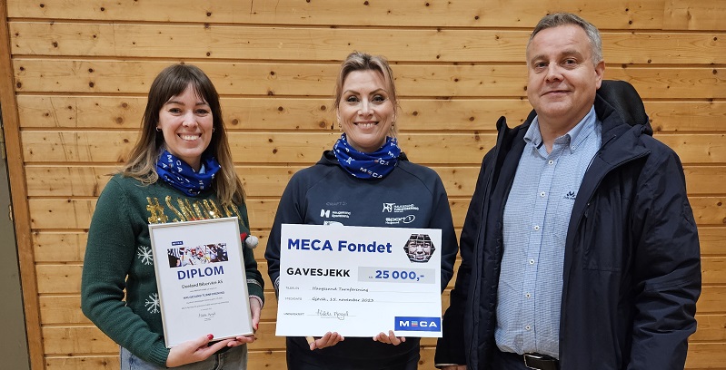 Gavesjekk på kr.25 000.- fra MECA fondet blir overrakt til Dueland bilservice på vegne av Haugesund turnforening