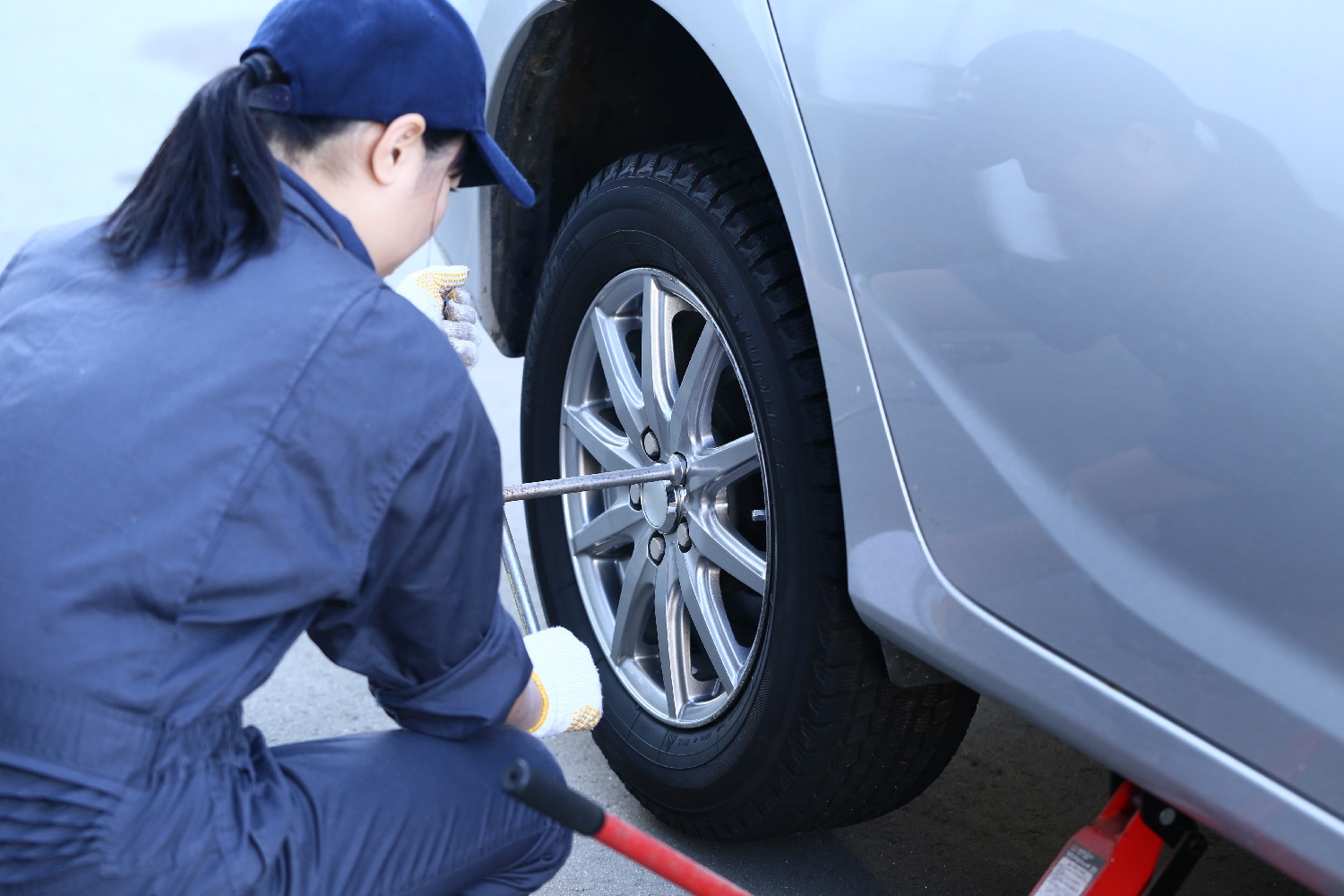 Et punktert dekk kan vanligvis pumpes opp med håndpumpe eller kompressor slik at du kan kjøre til nærmeste verksted. 