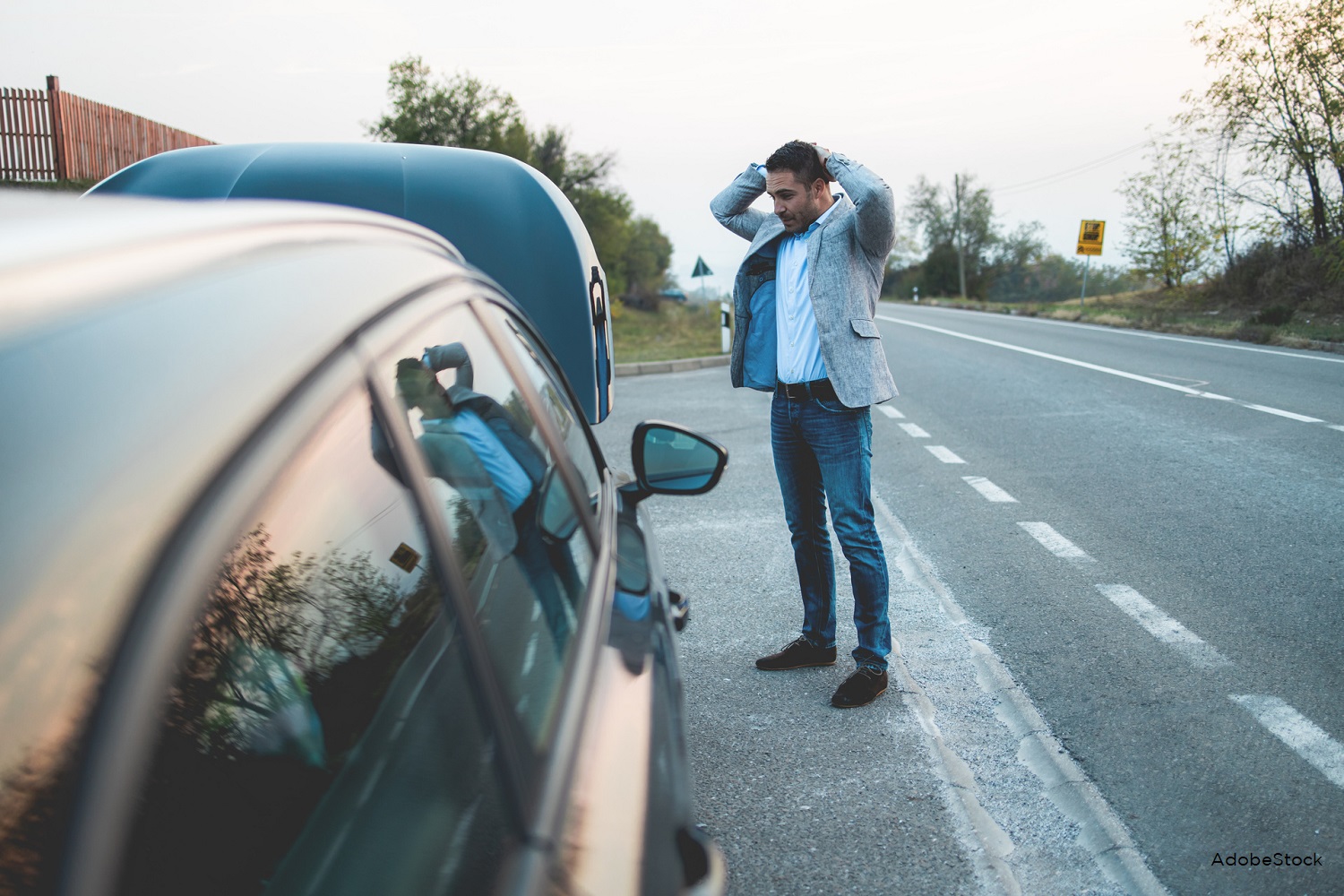 Fortvilet ung mann har fått motorstopp på bilen