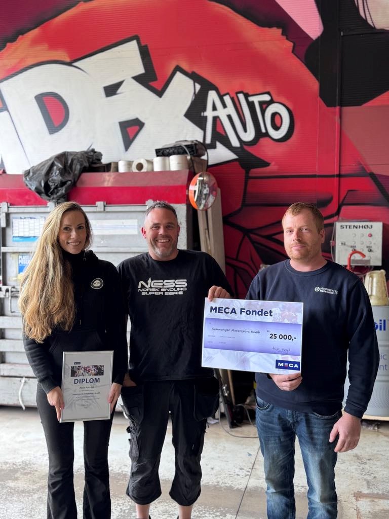 Sjekken fra MECA Fondet blir formelt overlevert Samnanger Motorsportklubb.