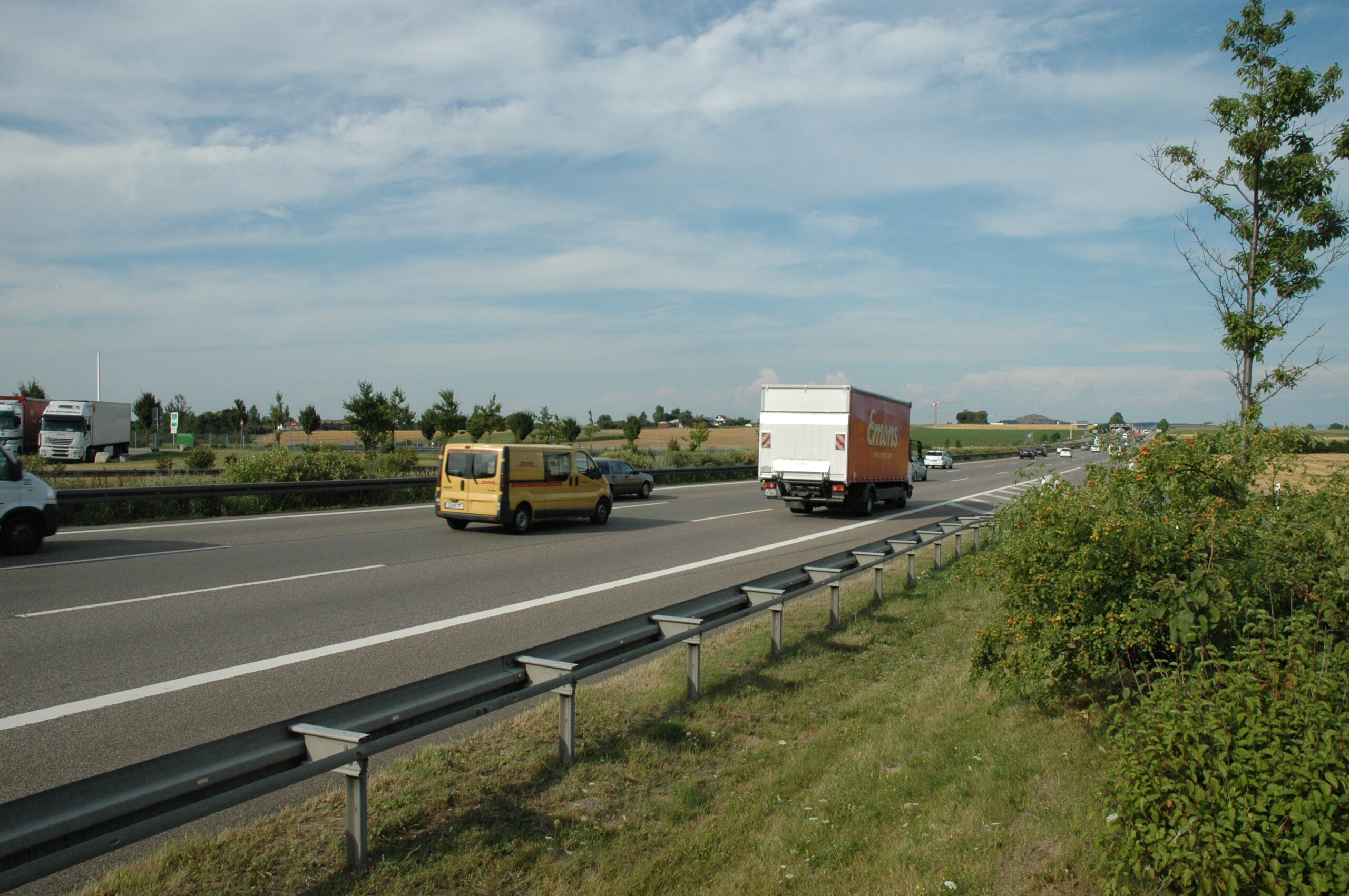 Rolig trafikk på en mindre motorvei i Tyskland