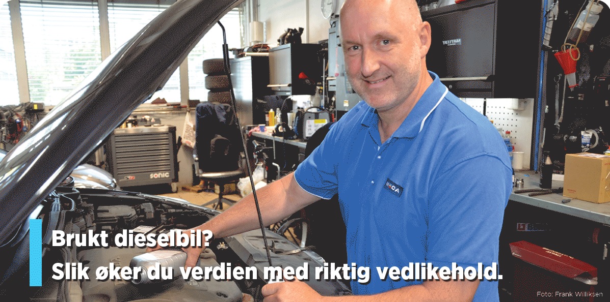 Mekaniker i blå t-shirt med MECA logo foran motorrommet på en bil