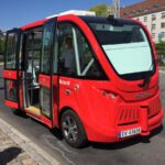En av Ruter førerløse, røde busser.
