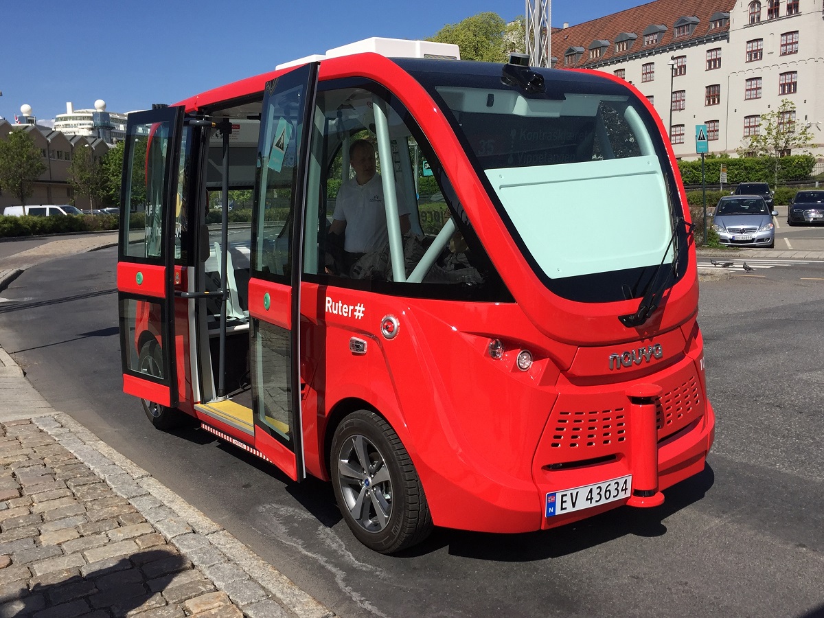 En av Ruter førerløse, røde busser.