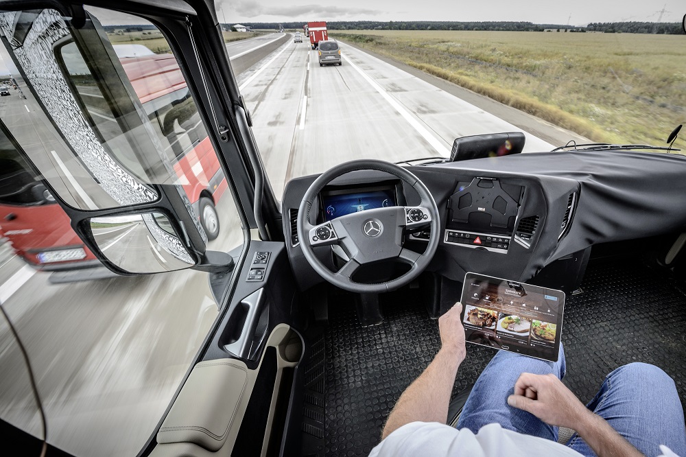Innsiden av en selvkjørende Mercedes-Benz Future Truck