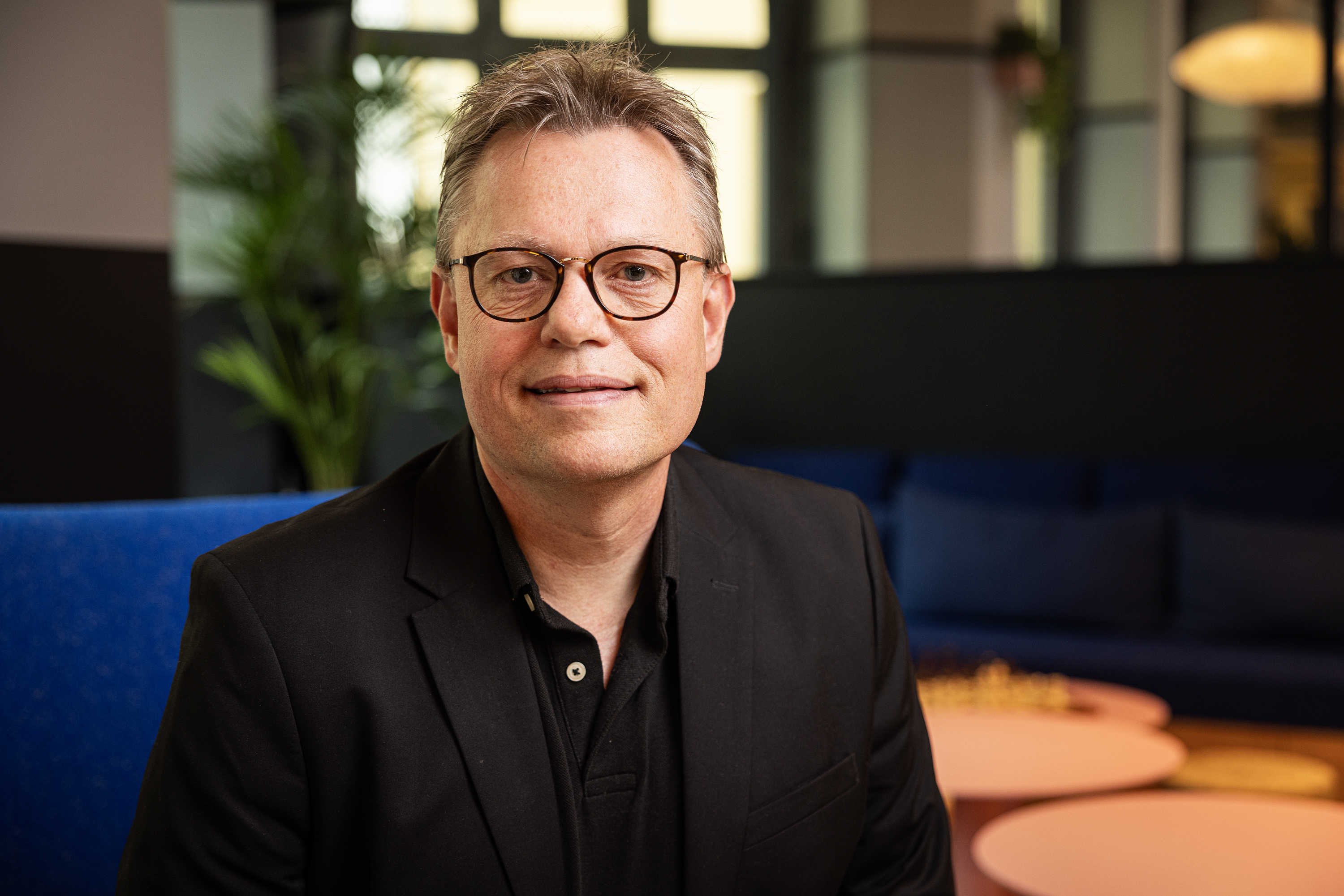 Terje Dahlgren, bruktbilekspert i Finn.no i sorte klær og briller