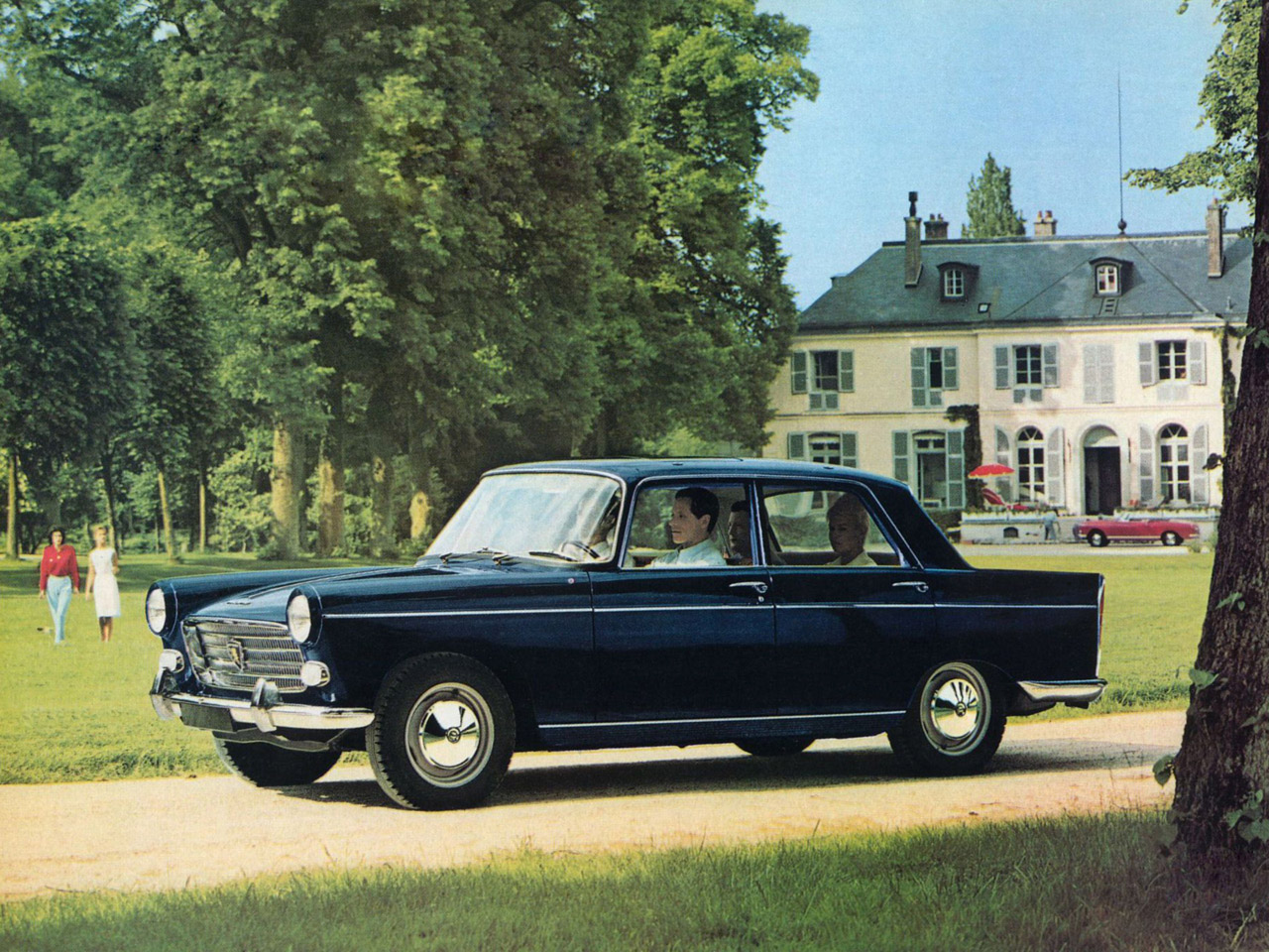 Svart Peugeot 404 fra 1960-tallet i en park foran en gammel herskapelig bygning