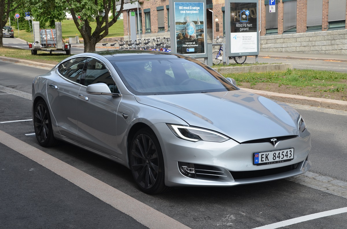 Grå Tesla model-S parkert i byen