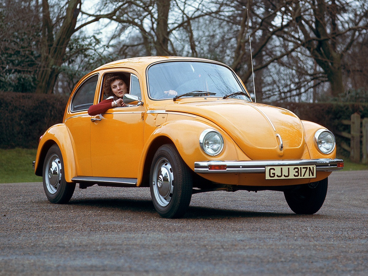 Oransje volkswagen-beetle fra 1972