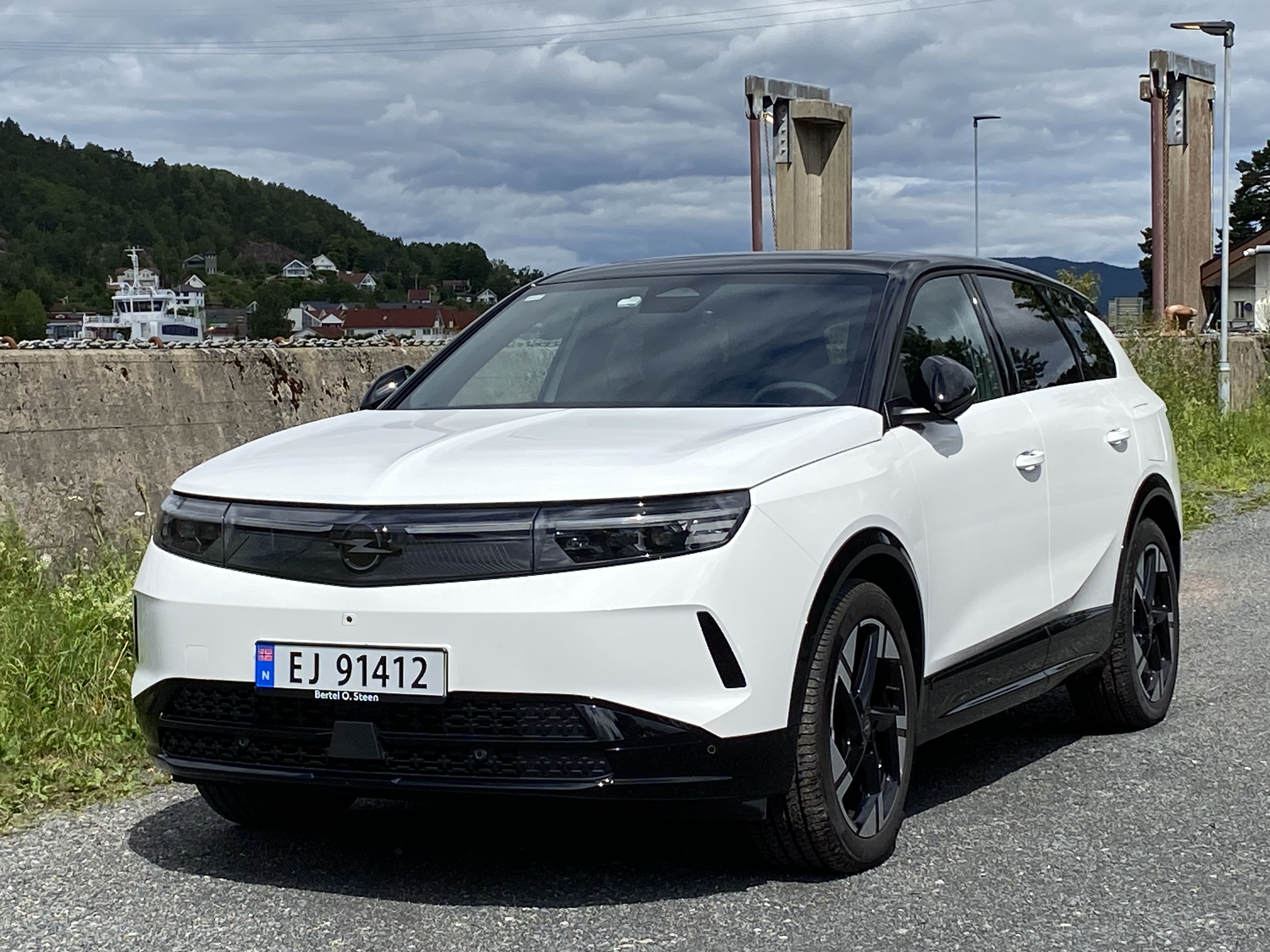 Hvit Opel Grandland med svart tak