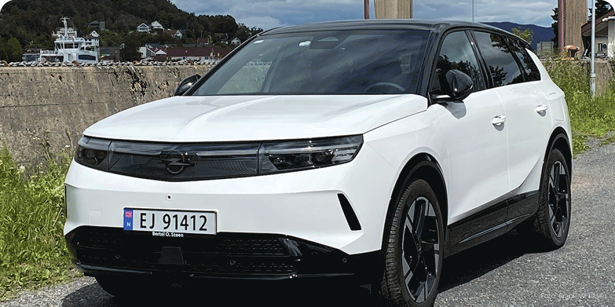 Hvit Opel Grandland med svart tak