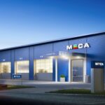 Blått verksted bygning med MECA skilt på veggen