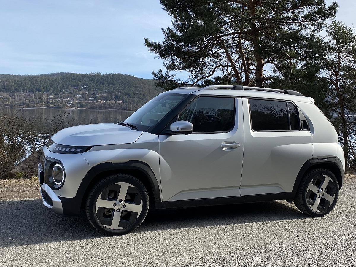 Grå Hyundai Inster på parkeringsplass