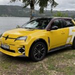 Gul Renault R5 e-tech parkert foran en innsjø