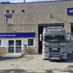 Inngangspartiet til Bulder verksted Mosjøen med en lastebil parkert utenfor