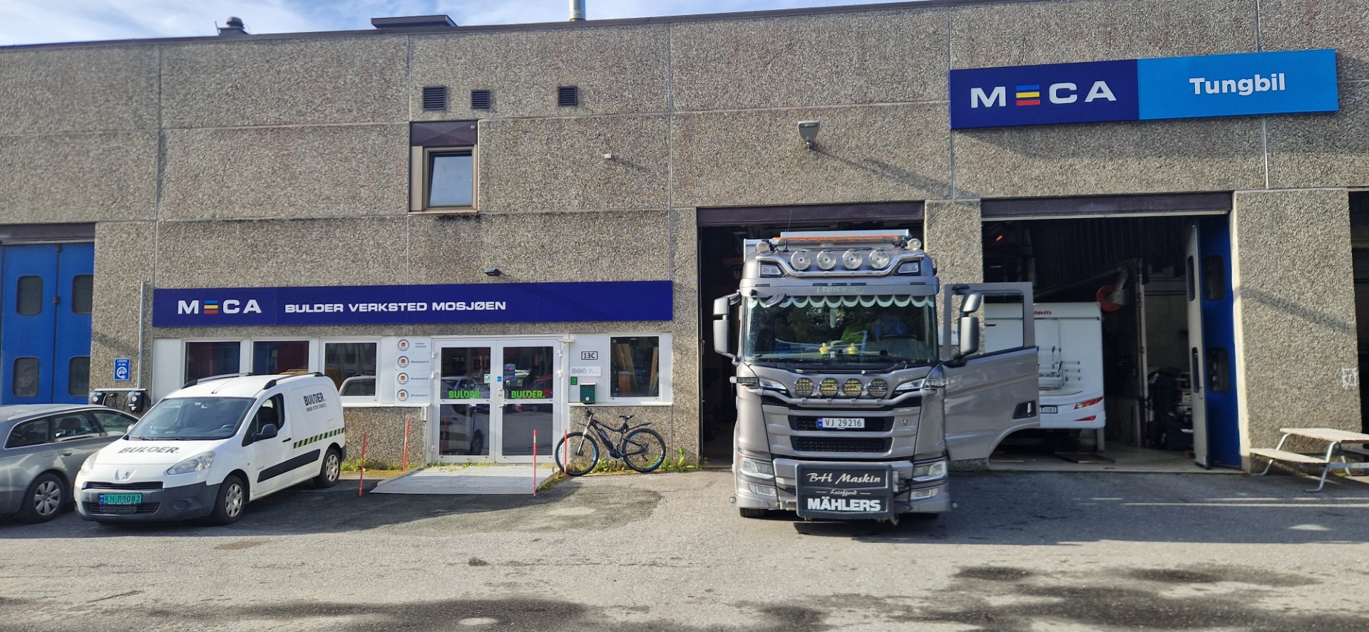 Inngangspartiet til Bulder verksted Mosjøen med en lastebil parkert utenfor
