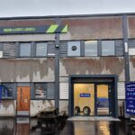 Inngangspartiet til Bulder Verksted på en regnværsdag