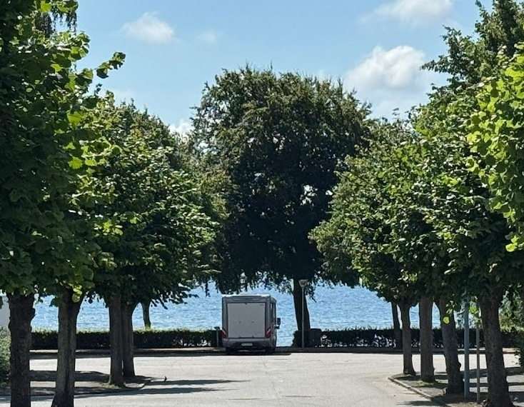 Bobil parkert i enden av en alle - en nydelig sommerdag