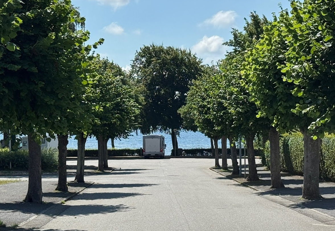 Bobil nederst i en alle