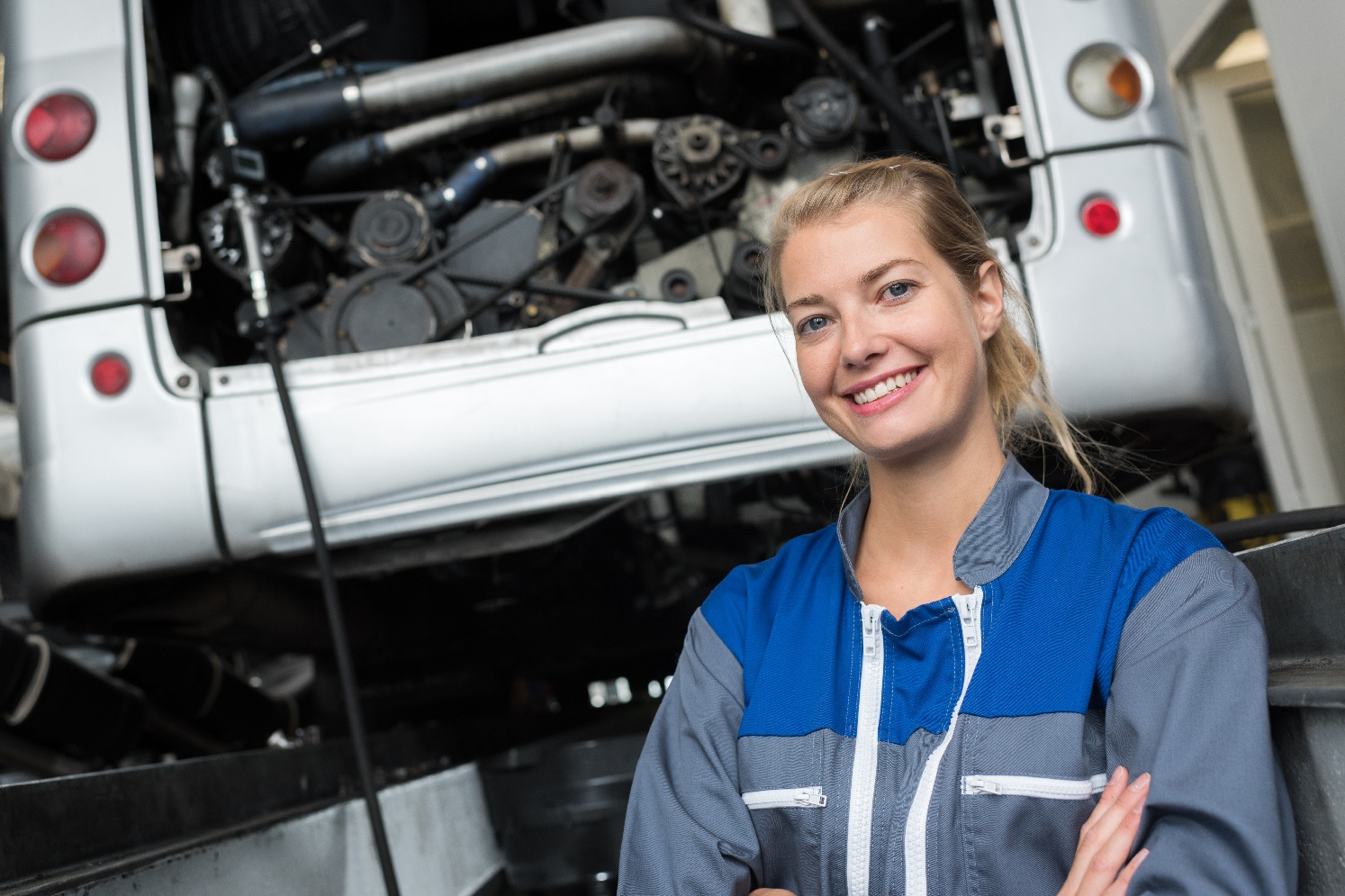Kvinnelig mekaniker tar service på bobil